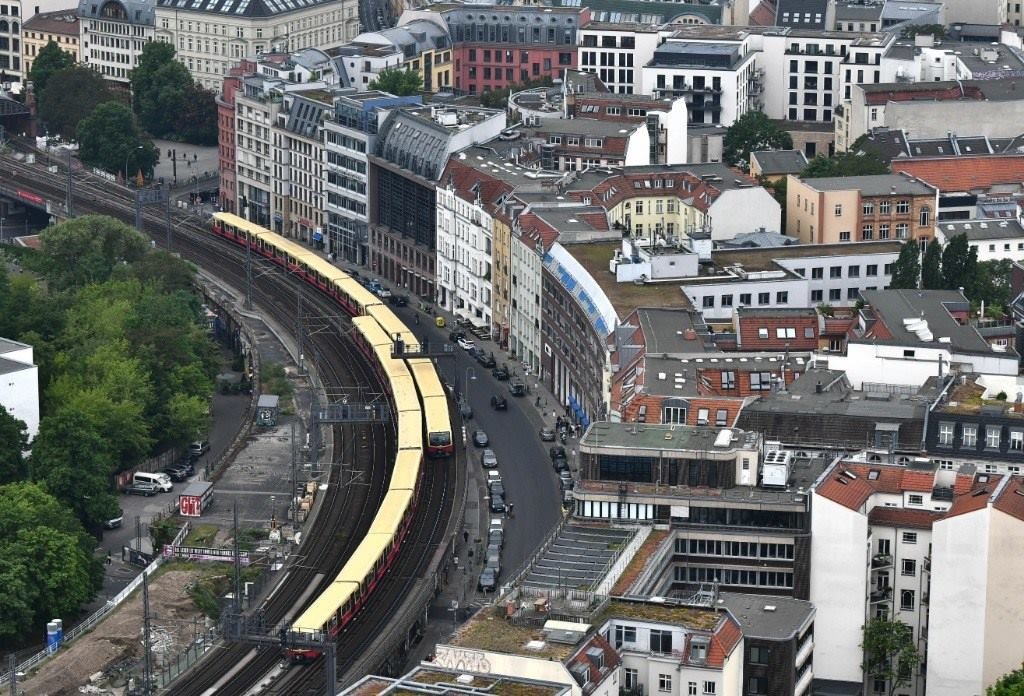 5月23日，列車在德國(guó)柏林市區(qū)行駛。新華社記者任鵬飛攝