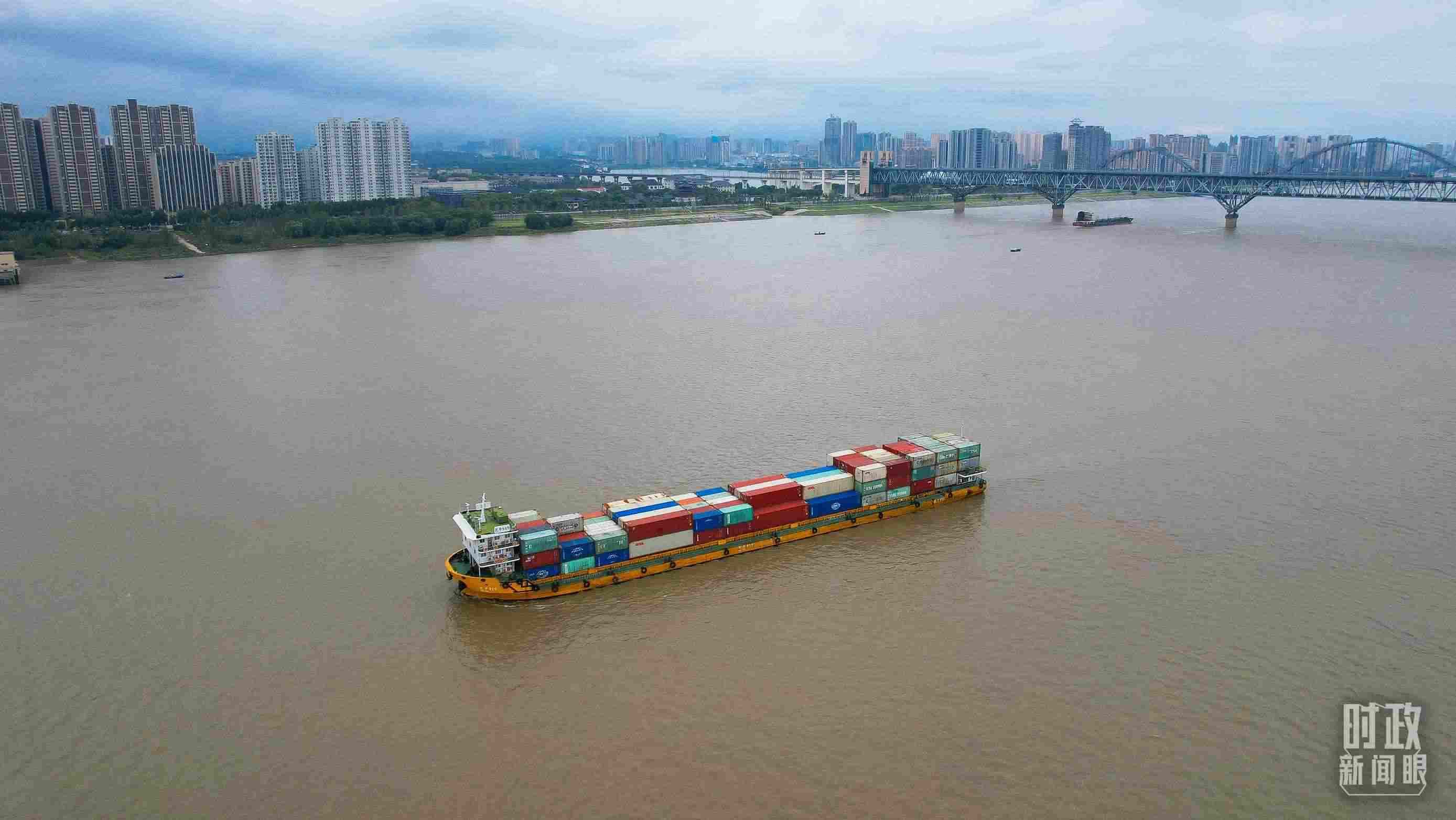 △長(zhǎng)江九江段。（總臺(tái)央視記者范凱拍攝）