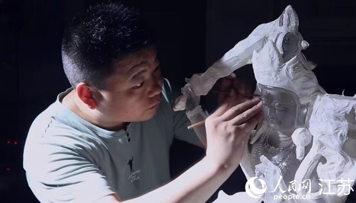 正在精雕細琢的東海水晶。 人民網(wǎng) 范堯攝