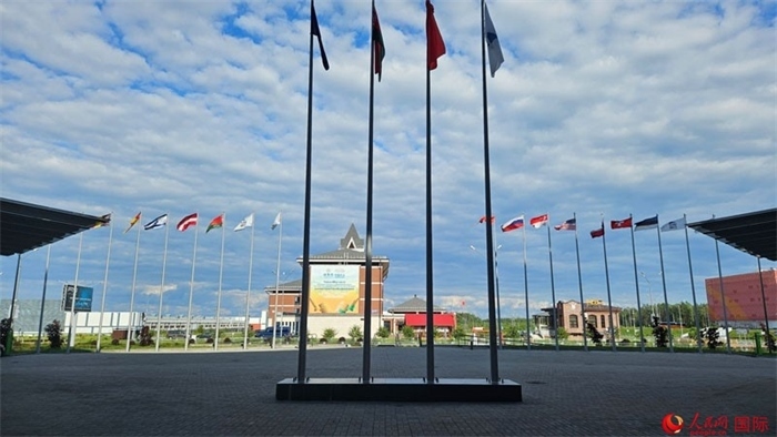 中白工業(yè)園內(nèi)，多國國旗飄揚(yáng)。園區(qū)已有來自16個國家和地區(qū)的企業(yè)入駐。人民網(wǎng)記者 朱虹攝