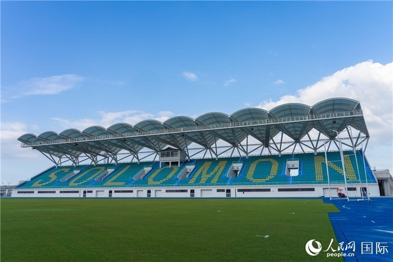 2023年9月12日，位于所羅門群島首都霍尼亞拉的由中土公司承建的中國援所羅門群島2023年太平洋運(yùn)動會體育場館。人民網(wǎng) 賀吉攝