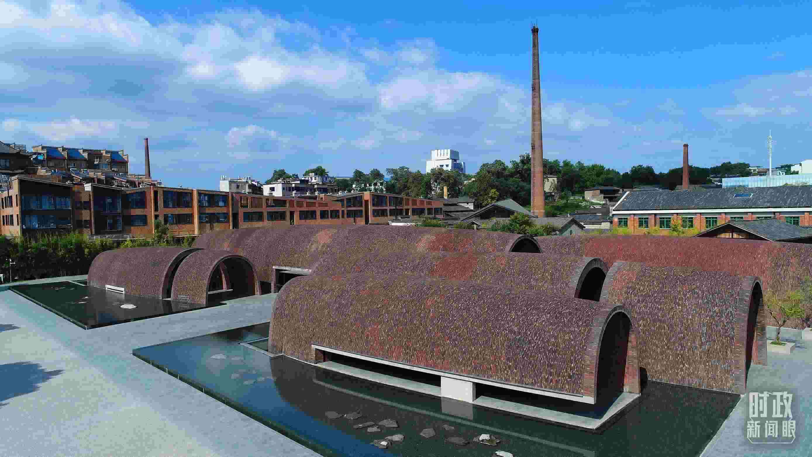 △街區(qū)內(nèi)的博物館，借鑒了景德鎮(zhèn)清代獨(dú)創(chuàng)的蛋形柴窯構(gòu)造特點(diǎn)。（總臺央視記者范凱拍攝）