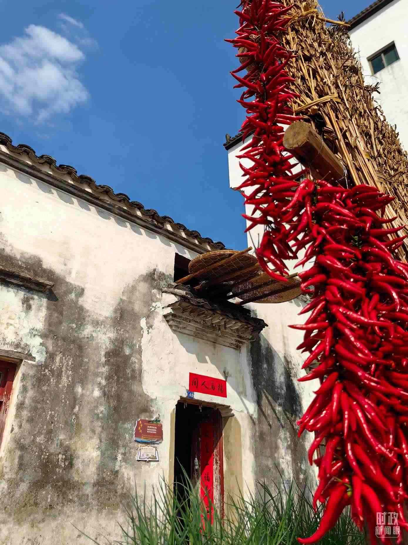 △石門村農(nóng)家晾曬的辣椒。（總臺央視記者段德文拍攝）