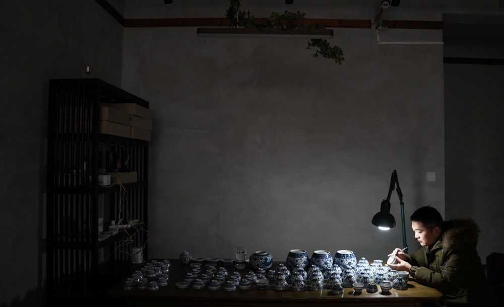 ↑ 2020年12月23日，手工陶瓷制作者在工作室檢測(cè)成品。