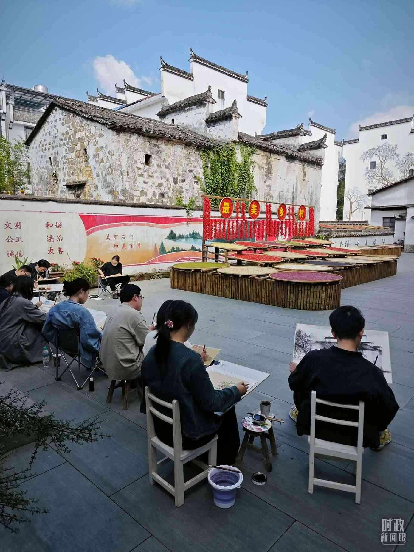 △來自中國美術(shù)學(xué)院的同學(xué)在石門村寫生。（總臺央視記者郁振一拍攝）