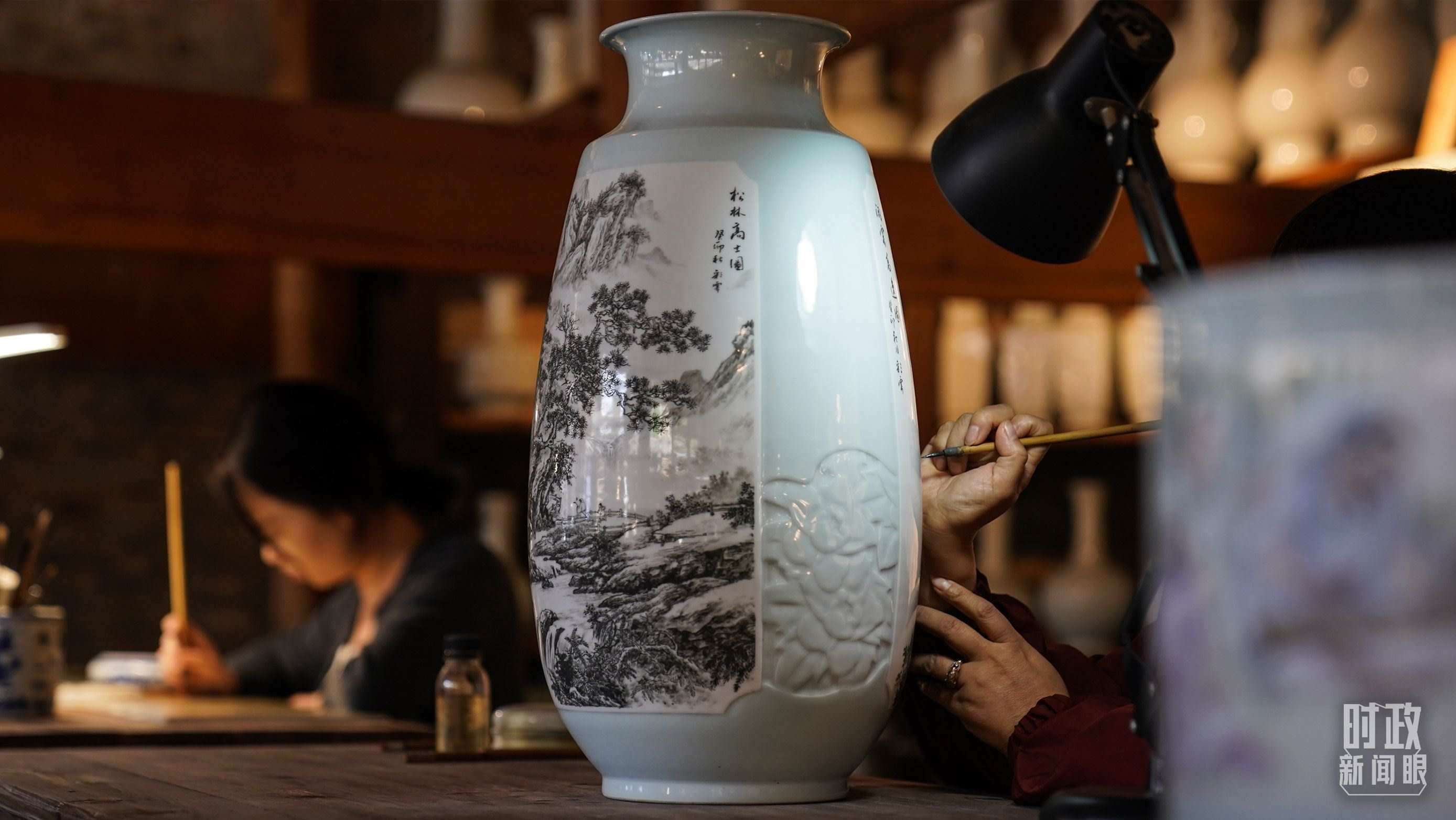 △陶瓷畫師正在繪制瓷器。（總臺國廣記者李晉拍攝）