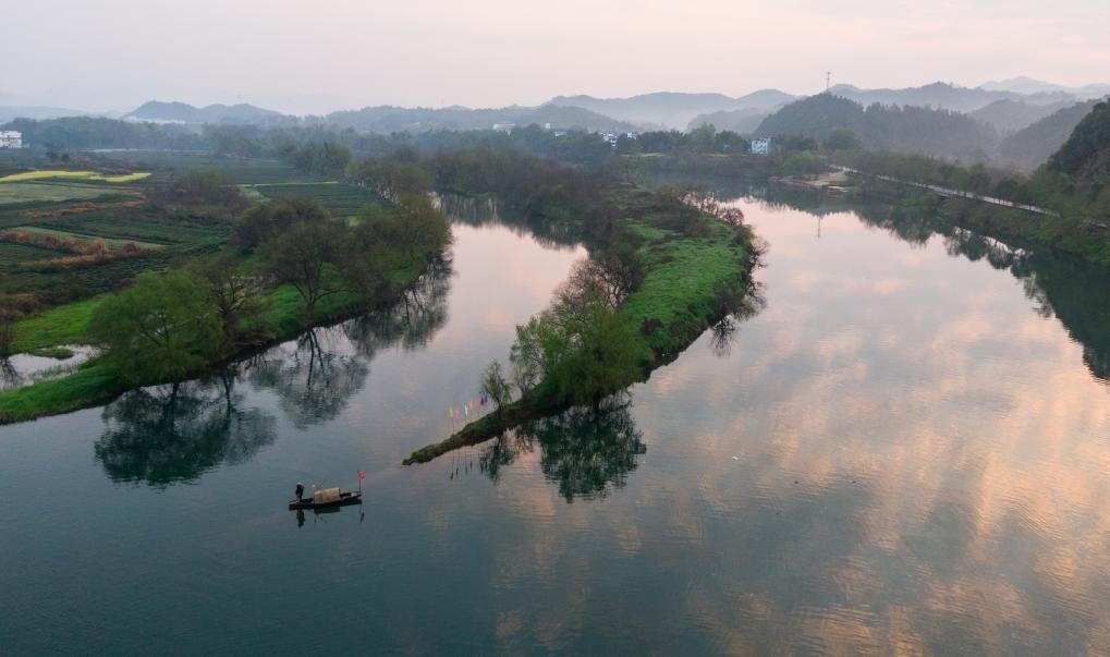 2021年3月15日拍攝的婺源月亮灣旅游公園，石門自然村坐落于此。新華社記者 胡晨歡 攝