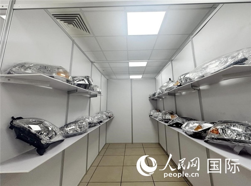 在位于莫斯科格林伍德國際貿(mào)易中心的浙江寧波優(yōu)質(zhì)商品展銷中心內(nèi)，展示著來自浙江寧波慈溪市的汽車配件樣品。人民網(wǎng)記者 申佳平攝