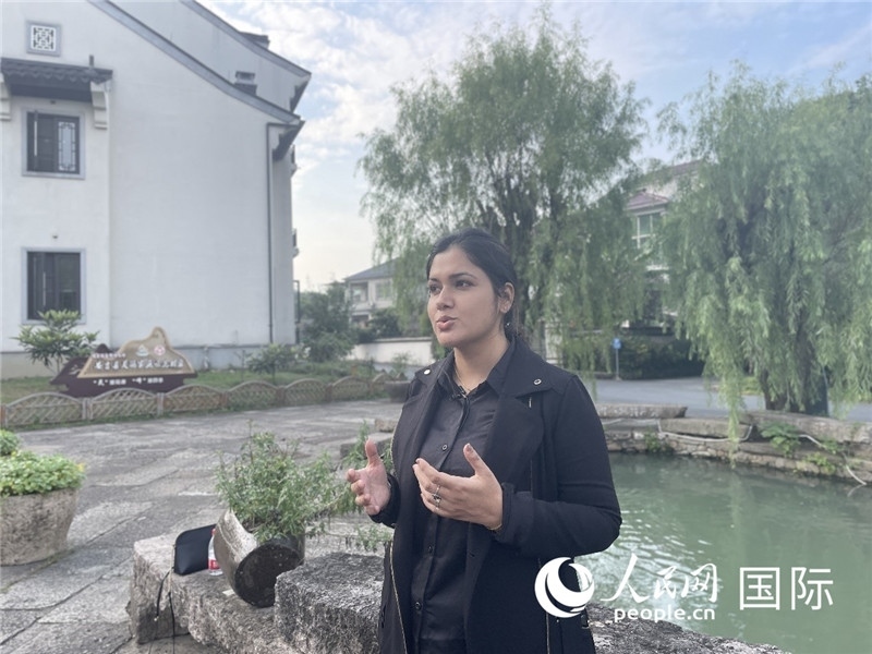 孟加拉國Channel 24電視頻道主持人伊斯拉特·阿敏在安吉接受記者采訪。人民網(wǎng)記者 張榮攝