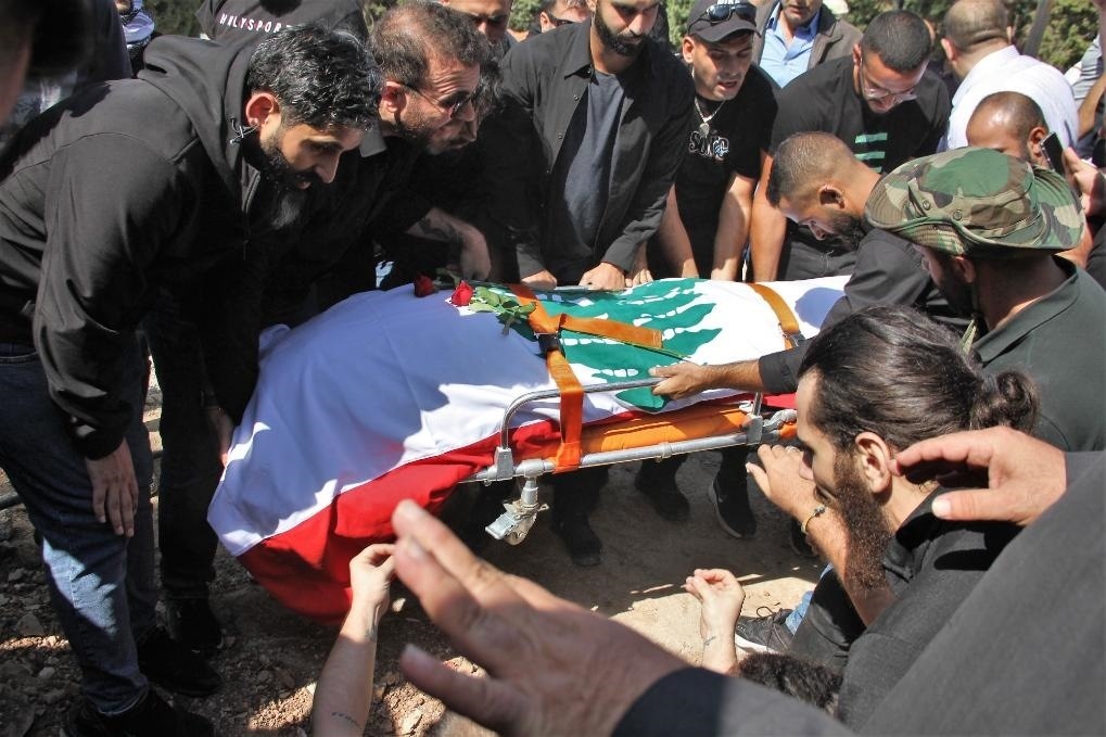 10月14日，黎巴嫩南部希亞姆鎮(zhèn)，黎巴嫩記者和民眾為在以色列轟炸中死亡的攝影記者伊薩姆·阿卜杜拉送葬。新華社發(fā)（塔希爾·阿布·哈姆丹攝）