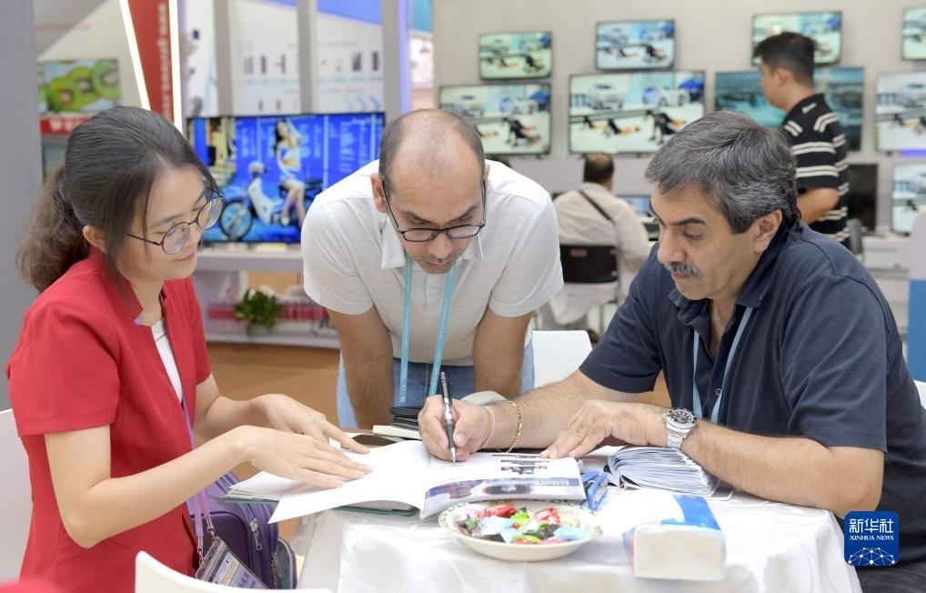 10月15日，客商在廣交會(huì)上洽談業(yè)務(wù)。新華社記者 盧漢欣 攝