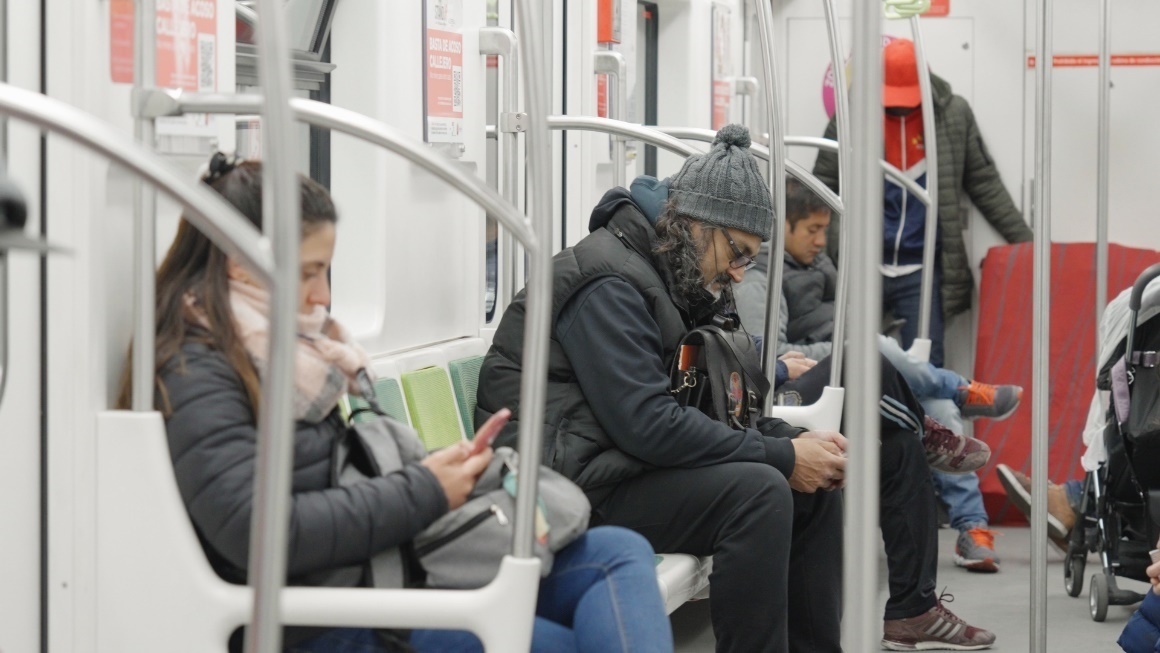 阿根廷布宜諾斯艾利斯市，乘客們乘坐A線地鐵從郊區(qū)前往市內(nèi)。人民網(wǎng)記者 張若涵攝