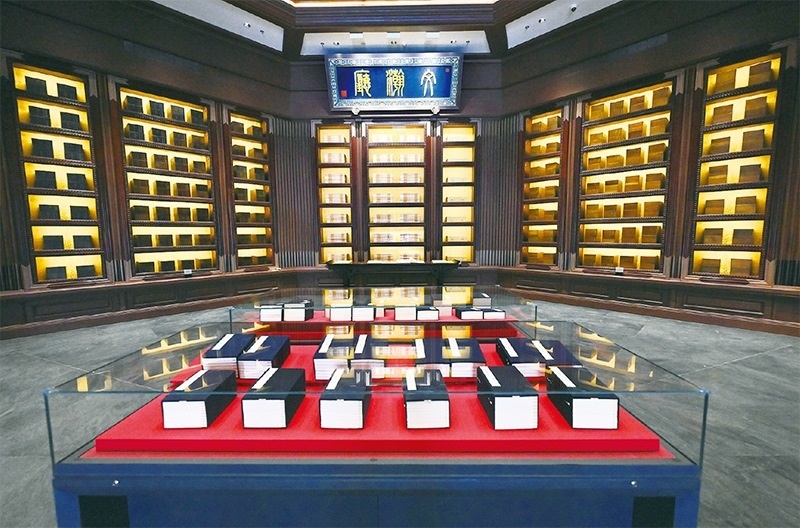 建設(shè)中國國家版本館，是以習(xí)近平同志為核心的黨中央作出的重大決策，是文明大國建設(shè)的基礎(chǔ)工程，是功在當(dāng)代、利在千秋的標(biāo)志性文化工程，充分體現(xiàn)了我們黨傳承發(fā)展中華文化的高度自覺、汲取歷史智慧更好走向未來的歷史主動(dòng)。圖為2023年5月拍攝的中國國家版本館中央總館文瀚廳。 新華社發(fā)