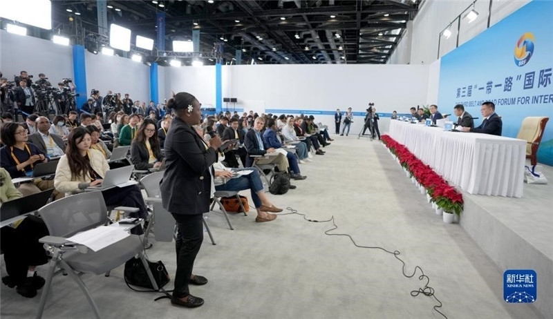 10月16日，第三屆“一帶一路”國(guó)際合作高峰論壇新聞中心在北京國(guó)家會(huì)議中心舉行首場(chǎng)吹風(fēng)會(huì)，邀請(qǐng)自然資源部國(guó)際合作司和相關(guān)單位負(fù)責(zé)人介紹有關(guān)情況，并回答記者提問(wèn)。新華社記者 王毓國(guó)攝