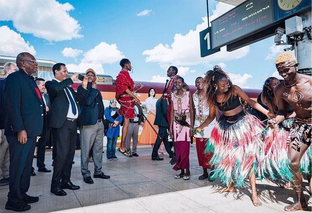 △2023年10月6日，多國(guó)駐肯使節(jié)在肯尼亞內(nèi)羅畢的蒙內(nèi)鐵路內(nèi)羅畢站觀(guān)看文藝演出。