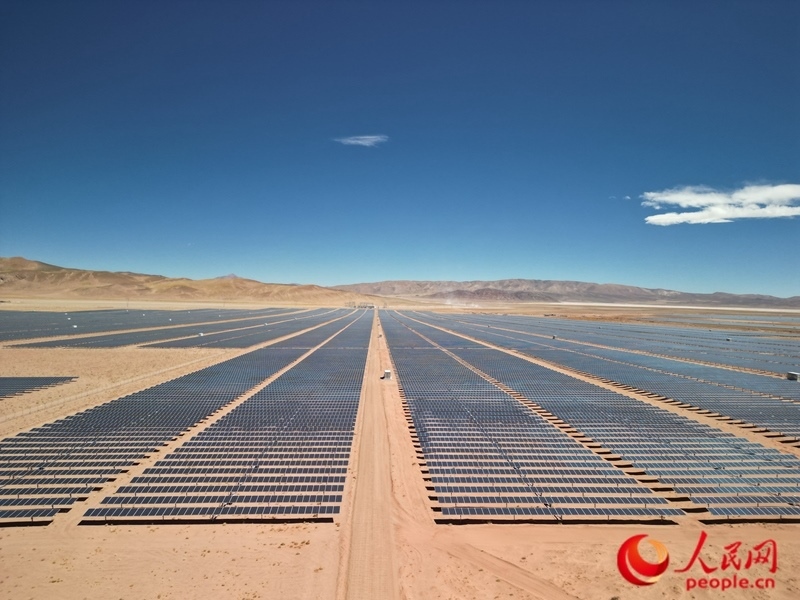 高查瑞光伏電站次第排開的光伏板（局部）。人民網(wǎng)記者 張若涵攝