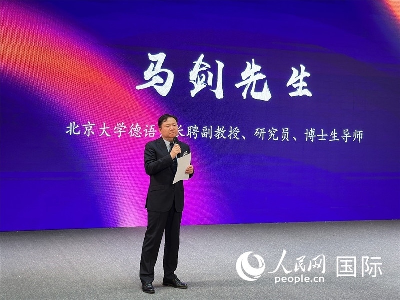 北京大學(xué)德語(yǔ)系長(zhǎng)聘副教授馬劍點(diǎn)評(píng)學(xué)生表現(xiàn)。（攝影：張麗鷗）