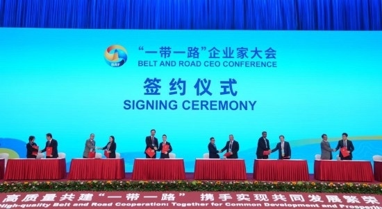 這是10月17日拍攝的簽約儀式現(xiàn)場(chǎng)。當(dāng)日，“一帶一路”企業(yè)家大會(huì)在北京召開。（新華社記者王毓國攝）
