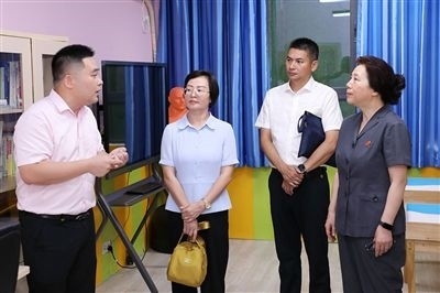 圖③：“小公民法律課堂”開(kāi)講前，全國(guó)人大代表殷其龍（右二）、重慶市人大代表李自玲（左二）聽(tīng)取楊家坪中學(xué)負(fù)責(zé)人關(guān)于未成年人思想教育工作情況的介紹。