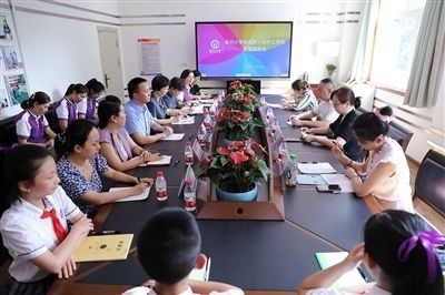 圖⑤：法治宣講結(jié)束后，重慶五中院組織召開(kāi)座談會(huì)，聽(tīng)取人大代表和朵力小學(xué)教師、家長(zhǎng)代表對(duì)法院未成年人保護(hù)工作的意見(jiàn)建議。