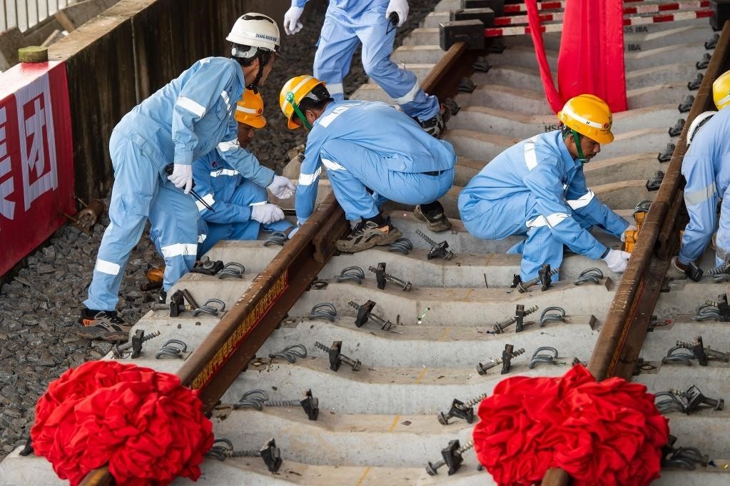 3月31日，在印度尼西亞雅加達雅萬高鐵哈利姆車站，工人鋪設雅萬高鐵全線最后一根鋼軌。