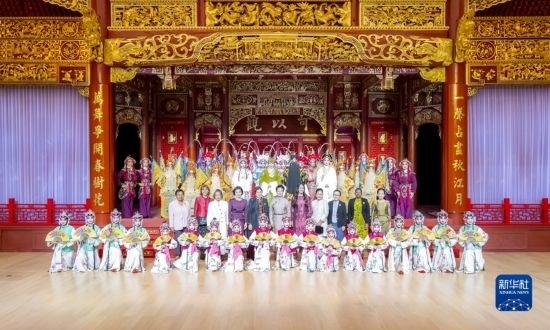  10月18日上午，國(guó)家主席習(xí)近平夫人彭麗媛邀請(qǐng)出席第三屆“一帶一路”國(guó)際合作高峰論壇的外方領(lǐng)導(dǎo)人夫人參觀中國(guó)工藝美術(shù)館（中國(guó)非物質(zhì)文化遺產(chǎn)館）。這是彭麗媛同外方領(lǐng)導(dǎo)人夫人與文藝演出演職人員合影。新華社記者 丁林 攝