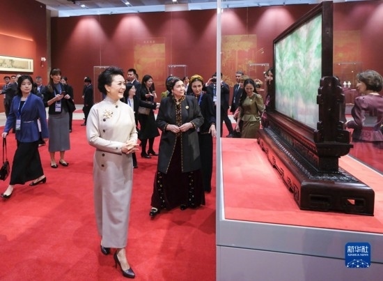  10月18日上午，國(guó)家主席習(xí)近平夫人彭麗媛邀請(qǐng)出席第三屆“一帶一路”國(guó)際合作高峰論壇的外方領(lǐng)導(dǎo)人夫人參觀中國(guó)工藝美術(shù)館（中國(guó)非物質(zhì)文化遺產(chǎn)館）。這是彭麗媛同外方領(lǐng)導(dǎo)人夫人參觀展品。新華社記者 丁林 攝