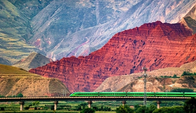 穿越丹霞地貌的火車。蘭州局集團(tuán)公司融媒體中心供圖