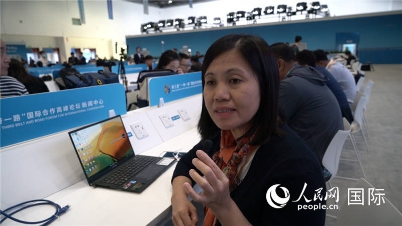 越南之聲廣播電臺(tái)記者胡鴻行（音譯，H? H?ng H?nh）與記者交談。人民網(wǎng) 楊春燕攝