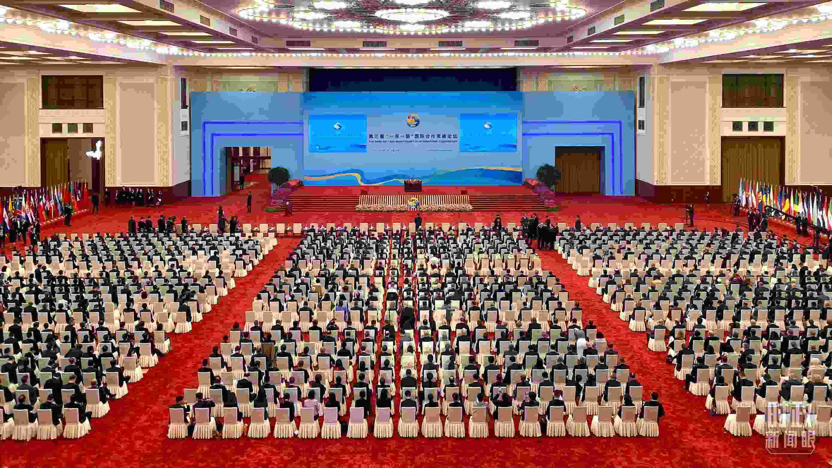 △人民大會堂宴會廳。這是開幕式之前的現(xiàn)場。（總臺央視記者李增仁拍攝）