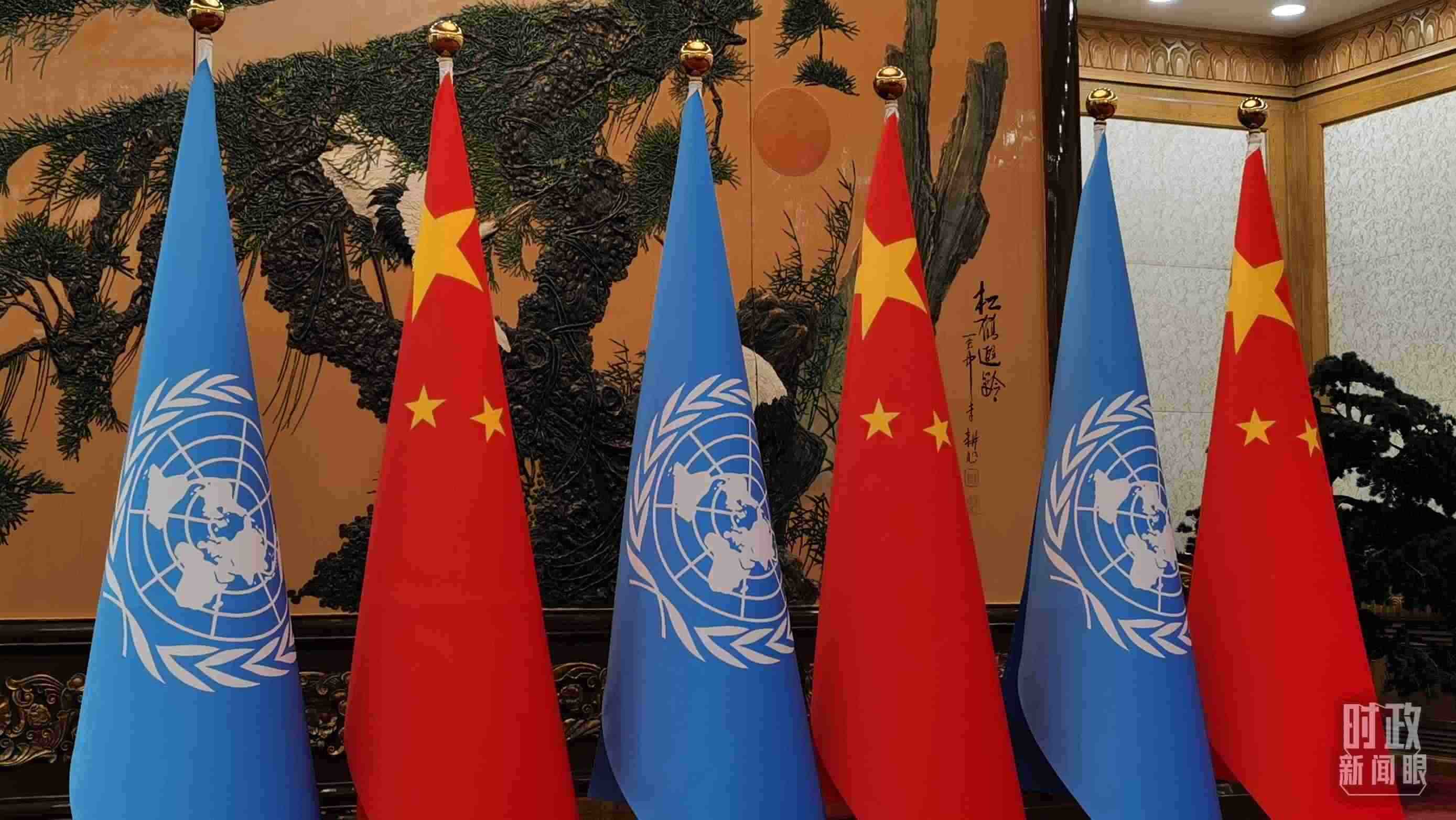 △會見現(xiàn)場的中國國旗和聯(lián)合國旗。（總臺央視記者郭鴻拍攝）