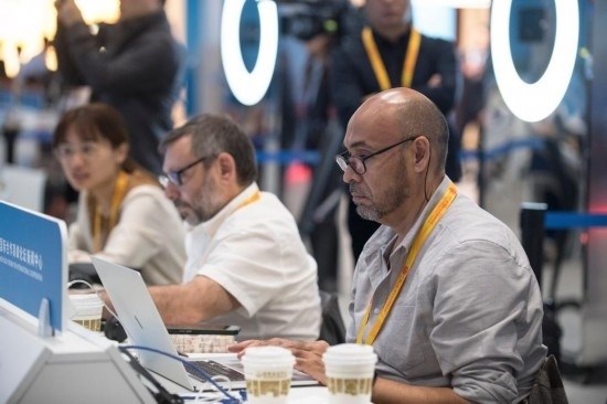 10月17日，記者在“一帶一路”國(guó)際合作高峰論壇新聞中心工作。新華社記者 張豪夫 攝