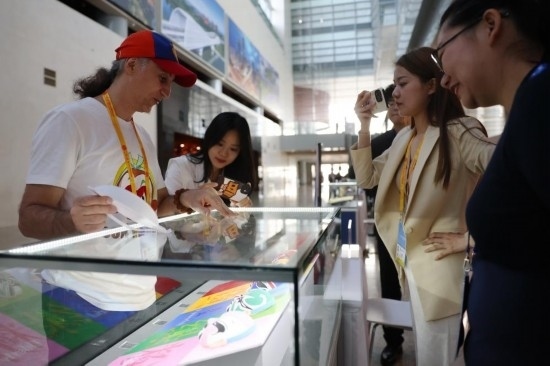 10月16日，參會(huì)記者在“一帶一路”國(guó)際合作高峰論壇新聞中心參觀展示的中國(guó)非物質(zhì)文化遺產(chǎn)展品。新華社記者 陳斌 攝