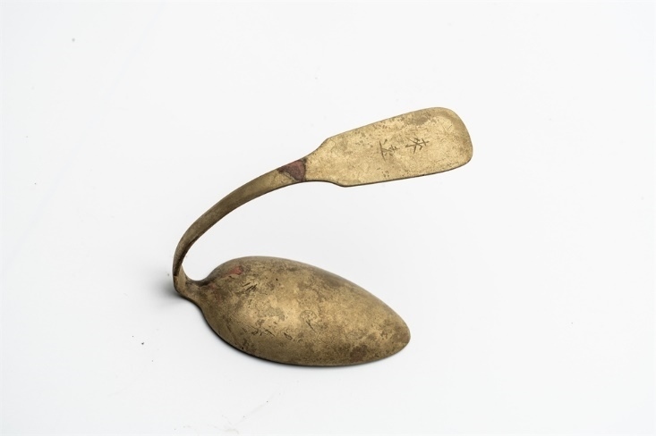 鏨刻“來遠(yuǎn)”的湯勺。國(guó)家文物局供圖