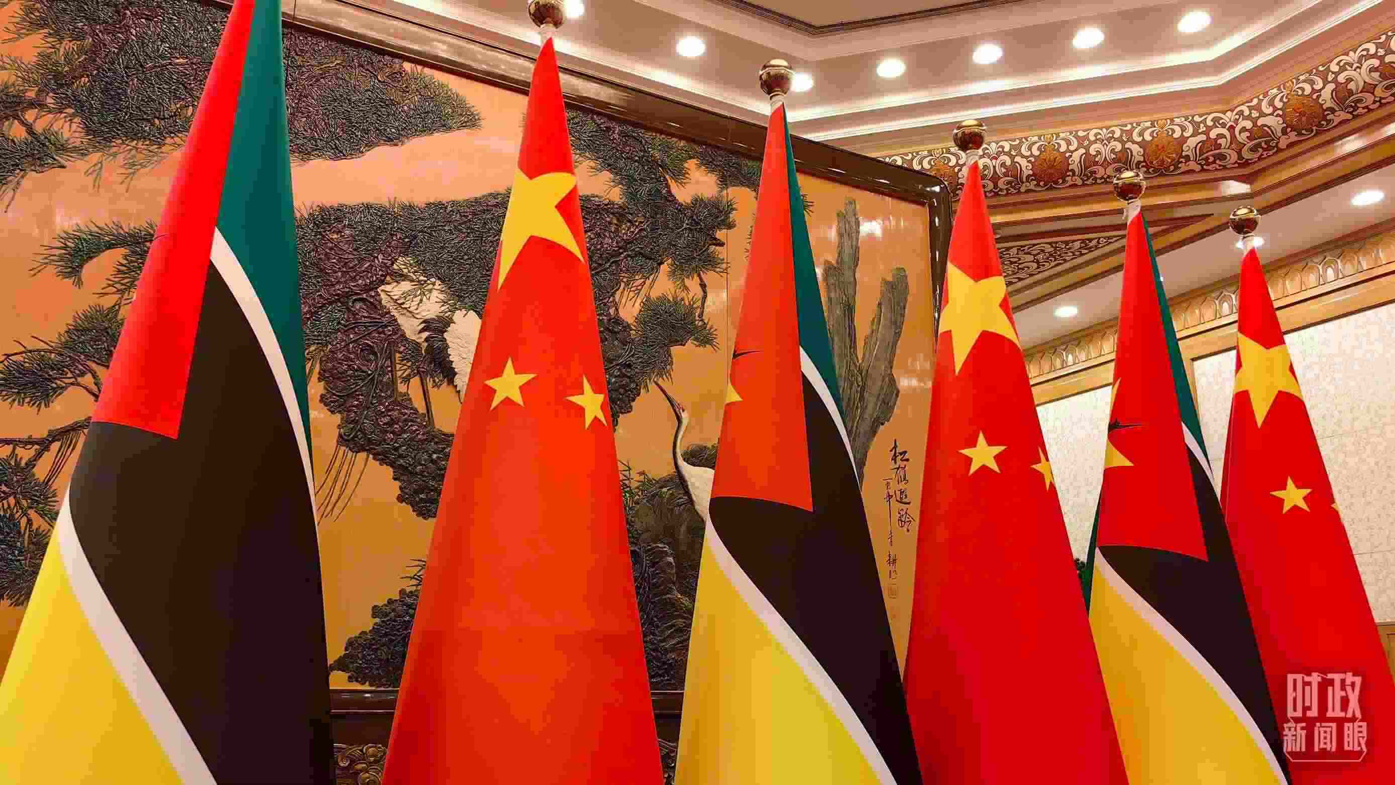△會見現(xiàn)場，中國、莫桑比克兩國國旗。（總臺央廣記者潘毅拍攝）