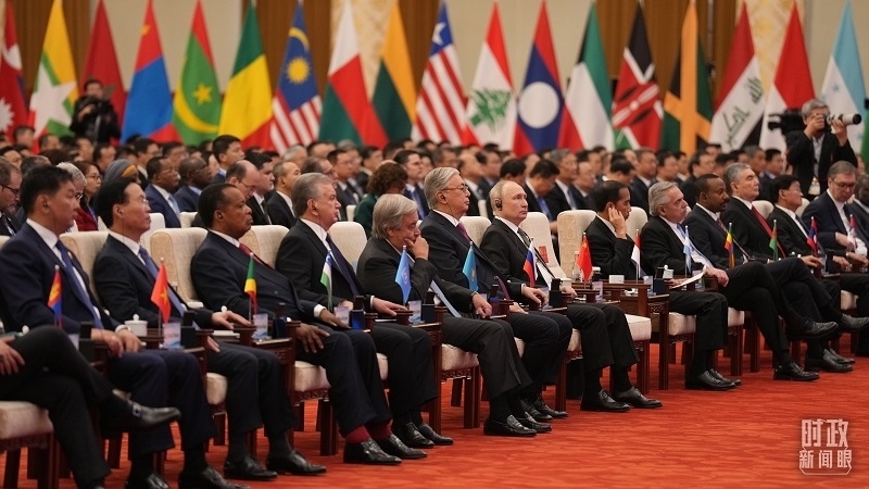 △18日上午，外方領(lǐng)導人在開幕式上聆聽習近平主席主旨演講。（總臺國廣記者李晉拍攝）