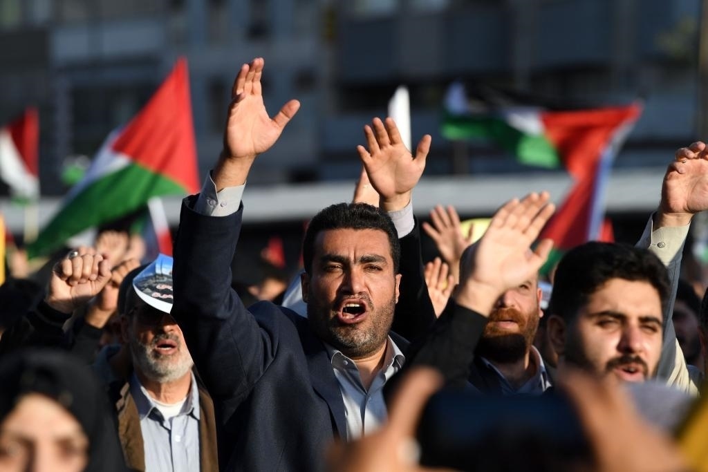 10月18日，人們在伊朗德黑蘭舉行集會。當(dāng)日，突尼斯、土耳其、伊朗等多國民眾舉行集會，表達(dá)對巴勒斯坦人民的支持，并譴責(zé)針對加沙城醫(yī)院的襲擊。新華社記者 沙達(dá)提 攝