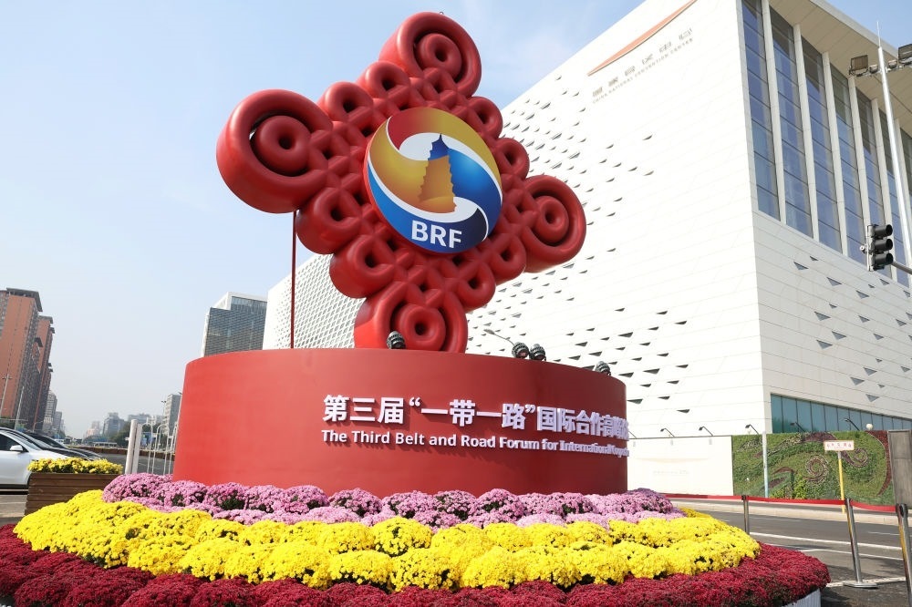 這是在北京國家會議中心附近拍攝的“一帶一路”國際合作高峰論壇景觀布置（2023年10月17日攝）。新華社記者 陳斌 攝