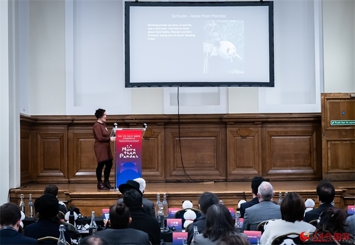 英國(guó)旅游達(dá)人瑪麗亞·拉莫爾作來(lái)川游歷主題分享。人民網(wǎng) 郭錦標(biāo)攝