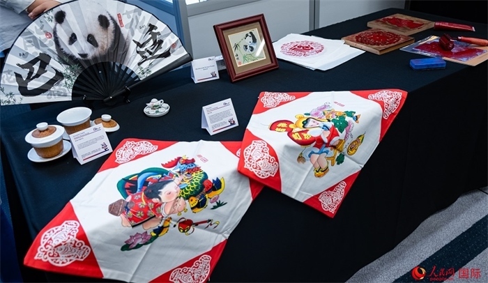 活動(dòng)現(xiàn)場(chǎng)的現(xiàn)場(chǎng)文創(chuàng)展、互動(dòng)體驗(yàn)區(qū)、非遺區(qū)展示。人民網(wǎng) 郭錦標(biāo)攝