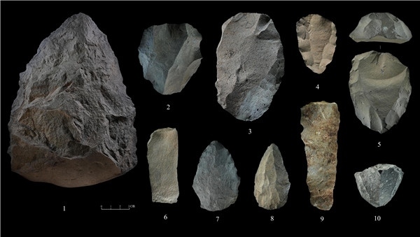 石制品 1.手斧 2、4、5.勒瓦婁哇石核（循環(huán)剝片法、優(yōu)先剝片法）3.勒瓦婁哇石葉石核 6.勒瓦婁哇石葉 7、8.勒瓦婁哇尖狀器 9.石葉 10.錐形石葉石核。中肯聯(lián)合考古隊(duì)供圖