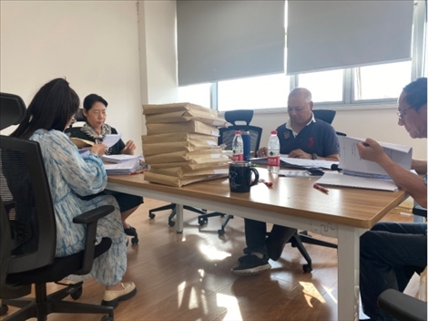 北京交通大學(xué)退休教師田立年與當(dāng)?shù)貛熒谝黄?。校方供圖