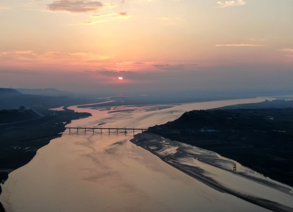  豫陜交界附近拍攝的黃河景色（2020年9月7日攝，無人機(jī)照片）。新華社記者 郝源 攝