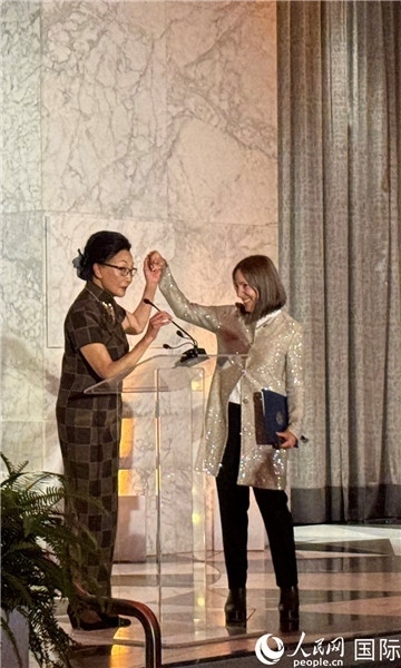 加州副州長康伊蓮為方李邦琴獲獎致辭。人民網(wǎng)記者 鄧圩攝