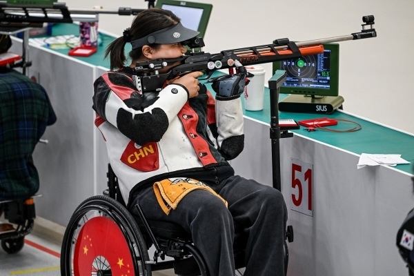 10月23日，杭州第4屆亞殘運會射擊(R2)SH1級女子10米氣步槍立射資格賽舉行。圖為中國隊選手張翠平在比賽中。圖片來源：杭州亞殘組委