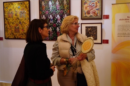 游客觀賞。布達佩斯中國文化中心供圖