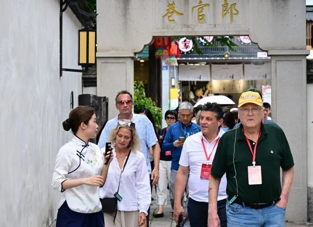 △2023年6月27日，“鼓嶺之友”部分成員和中美各界人士在福建福州南后街三坊七巷參觀訪問。