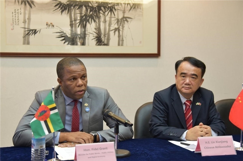 多公共工程部部長(zhǎng)格蘭特（左一）向與會(huì)記者介紹赴華參會(huì)情況。駐多米尼克使館供圖