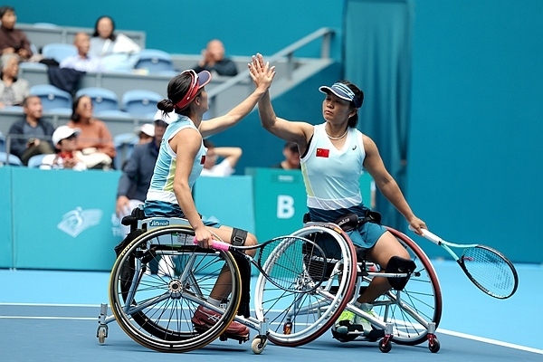 10月25日，杭州亞殘運會輪椅網(wǎng)球女雙決賽，中國組合朱珍珍(右)/郭珞瑤慶祝得分。人民網(wǎng)記者 胡雪蓉攝