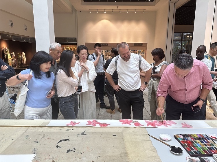 首屆國際傳播“絲路獎(jiǎng)”獲獎(jiǎng)代表等在廣州市荔灣區(qū)永慶坊參加文化交流活動(dòng)。楊爍壁、王燕攝影報(bào)道